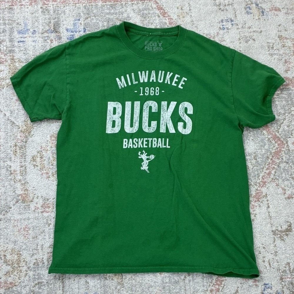 Milwaukee Bucks T Shirt L Green Retro 1968 Distressed Graphic Streetwear